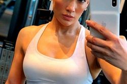 Bí quyết giữ dáng 'bốc lửa' tuổi U60 của Jennifer Lopez