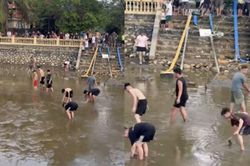 Tát cạn giếng làng để tìm vàng