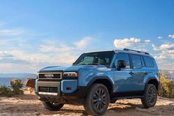Toyota triệu hồi hơn 13.000 xe Land Cruiser Prado do lỗi hiển thị cảnh báo an toàn