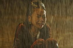 Siêu mẫu Thanh Hằng ngồi bệt vỉa hè, khóc nức nở dưới mưa lúc 4h sáng