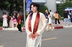 Màn nhận bằng 'không giống ai' của cử nhân Luật khiến cả khán phòng bùng nổ