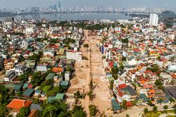 H&igrave;nh h&agrave;i đường dẫn cầu Tứ Li&ecirc;n dần hiện r&otilde; b&ecirc;n bờ s&ocirc;ng Hồng