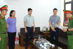 Bắt Phó Chủ tịch xã ở Lào Cai trong vụ lan can đá sông Hồng gãy đổ sau bão Yagi