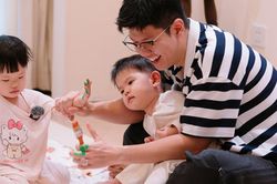 Cặp song sinh của BTV truyền hình Mạnh Cường - Hương Giang gây cười với màn 'tấu hài'