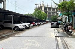 Hà Nội: Sau 'tối hậu thư' của chính quyền, loạt bãi xe không phép tại Hà Đông vẫn vô tư hoạt động