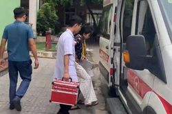 Bệnh viện bố trí xe cứu thương, bác sĩ đưa thí sinh vừa phẫu thuật đi thi lớp 10