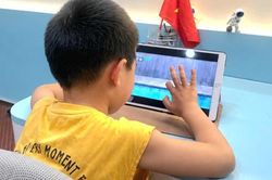 Bảo vệ trẻ em trong thời đại số Kỳ 1: Trẻ thích 'chạm màn hình'