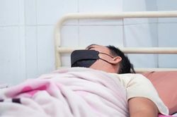 Tự chữa quai bị, người đàn ông tá hỏa nhập viện vì viêm tinh hoàn