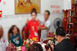 Mẹ chú rể phát biểu đòi vàng mừng cưới trước quan viên hai họ mặc cho người khác can ngăn