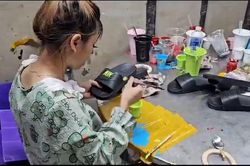 Cận cảnh xưởng sản xuất dép giả hiệu Nike, Adidas, Crocs, Gucci ở vùng ven