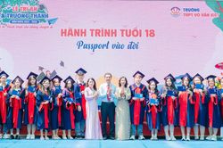 Tấm 'hộ chiếu vào đời' đặc biệt trong lễ tri ân của học sinh lớp 12 ở TP.HCM