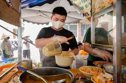 Chàng trai nghỉ làm dược sĩ, kế thừa tiệm bánh canh Michelin của mẹ
