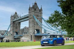 Doanh số ôtô mới tại Anh ghi nhận tin vui trong tháng 5/2026