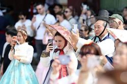 Hanbok đưa du khách hòa mình vào di sản cung điện Hàn Quốc