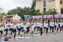 Gần 500 người đồng diễn chào mừng Ngày Quốc tế Yoga tại Điện Biên