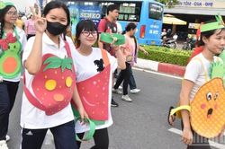 Trên 900 người mang trang phục các loại trái cây chạy bộ đồng hành cùng lễ hội