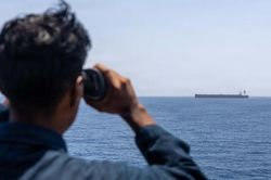 Tàu thuyền tìm cách vượt Hormuz giữa rủi ro an ninh