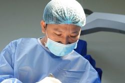 Tưởng 'nháy mắt vô hại', ngờ đâu là cuộc xung đột giữa mạch máu và dây thần kinh
