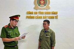 Mang thuyền ra sông hút cát về bán, 1 người đàn ông bị khởi tố
