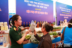 Ấn tượng gian hàng 'khởi nghiệp' của chị em phụ nữ Bộ CHQS tỉnh Đắk Lắk