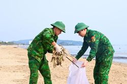 Những người lính quân hàm xanh giữ màu xanh cho biển Đà Nẵng