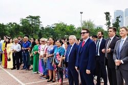 Lễ kỷ niệm, dâng hoa tại tượng đài Puskin, thúc đẩy giao lưu văn hóa Việt-Nga