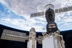NASA yêu cầu các phi hành gia sơ tán khỏi trạm vũ trụ vì sự cố rò rỉ