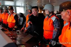 Chủ tịch Triều Tiên Kim Jong Un cùng con gái thị sát tàu khu trục mới