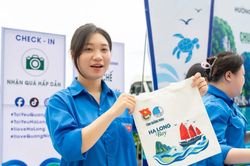 Tuổi trẻ Quảng Ninh tuyên truyền khách du lịch chung tay giữ gìn Di sản Vịnh Hạ Long