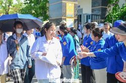 'Áo xanh' đồng hành 51.000 sĩ tử ở Thanh Hóa vượt vũ môn