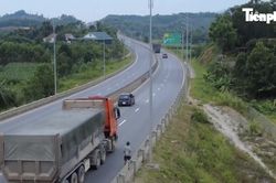 Thót tim cảnh người đàn ông thường xuyên đi bộ trên cao tốc, xe chạy tốc độ cao phải né