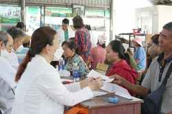 Tư vấn sức khỏe, cấp thuốc miễn phí cho người dân xã đảo TPHCM