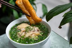 Quán phở gà 'đắt nhất nhì' Hà Nội bất ngờ được Michelin gọi tên