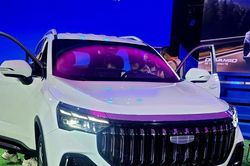 Phía sau mức giá thấp của Geely Okavango khi đặt cạnh Santa Fe và Innova Cross