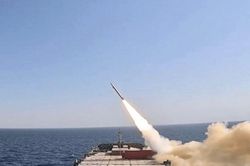 Quân Tehran nổ súng về phía eo biển Hormuz, Mỹ tiếp tục oanh tạc Iran