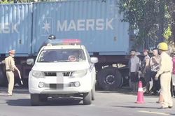 Xe container va chạm xe công nông trên quốc lộ, 3 người tử vong