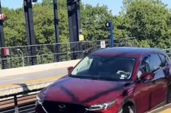 Tin GPS, nữ tài xế 70 tuổi lái Mazda thẳng lên đường ray tàu điện trên cao
