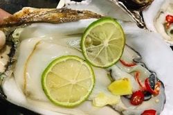 Ăn hàu sống kiểu vắt chanh, chấm mù tạt: Sai lầm tai hại nhiều người mắc