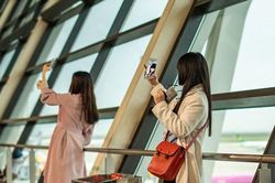 2 năm đi xuất khẩu lao động, chồng giật mình khi gặp vợ ở sân bay