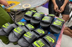 Đột kích xưởng sản xuất hàng vạn đôi dép giả nhãn hiệu Nike, Adidas, Gucci