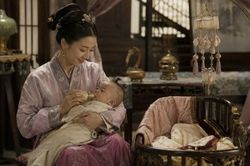 Vì sao phụ nữ thời xưa giàu có không tự cho con bú mà phải thuê vú nuôi?