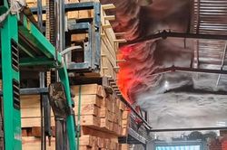 Kịp thời dập tắt đám cháy tại một xưởng gỗ ở TP Hải Phòng