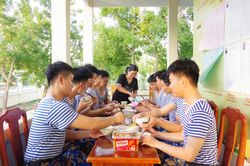 Bữa cơm ấm tình quân dân khi làm nhà ở cho gia đình chính sách