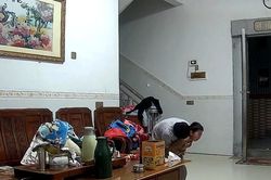 Bé 6 tuổi hóc kẹo nguy kịch, anh trai 11 tuổi ra tay cứu em trong tích tắc