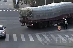 Cảnh sát lao tới kéo người phụ nữ khỏi gầm xe tải trong gang tấc