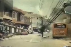 Tài xế ngủ gật sau vô lăng, xe buýt lao khỏi đường đâm gãy đôi cột điện
