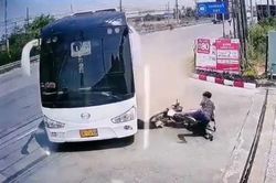 Cô gái lọt vào gầm xe buýt sau cú ngã xe máy, thoát chết trong gang tấc