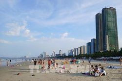 Tăng trưởng ngành dịch vụ và bán lẻ mùa cao điểm du lịch