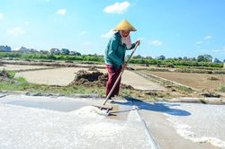 Người dân làng nghề mưu sinh giữa 'chảo lửa' mùa hè