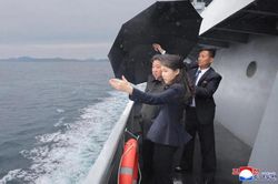 Ông Kim Jong Un lệnh đưa bộ đôi chiến hạm cỡ lớn vào trực chiến